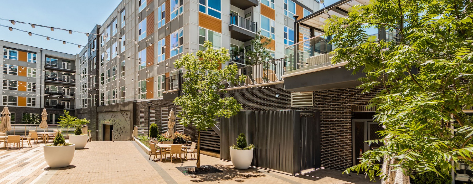 Outdoor courtyard at Uptown 550