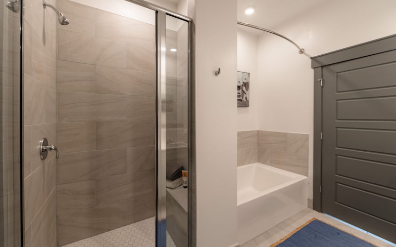 Shower and bathtub at Uptown 550