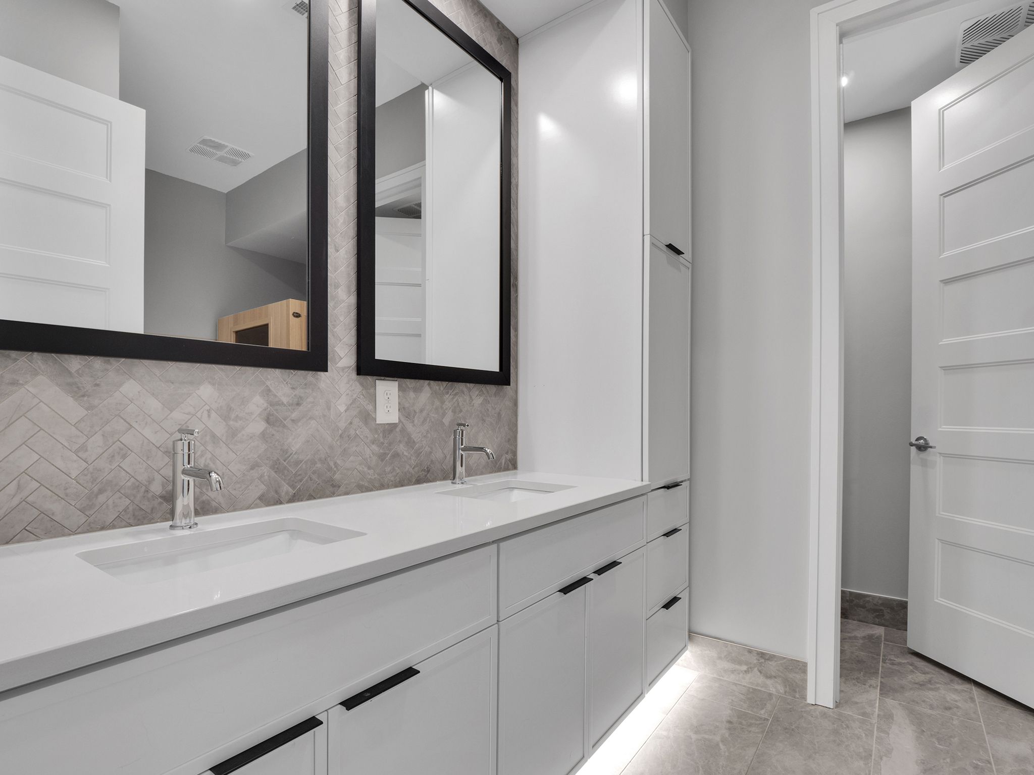 Uptown 550 the Podium bathroom