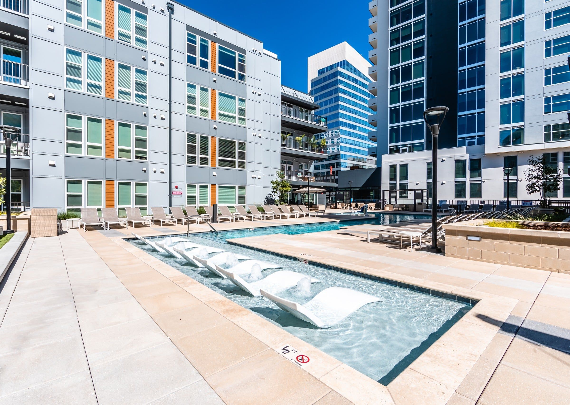 Uptown 550 Luxury apartment resort style pool